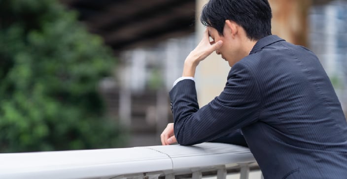 落ち込むサラリーマンの後ろ姿